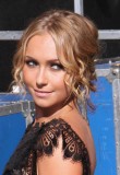 Hayden Panettiere - Vyčesané vlasy, se spuštěnými zvlněnými prameny podél obličeje